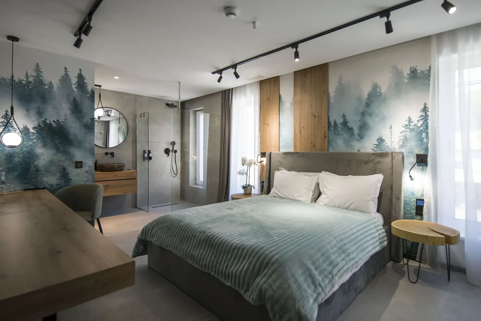 Cameră dublă cu tapet cu pădure de brad și duș walk-in, MAPAMONT Văliug