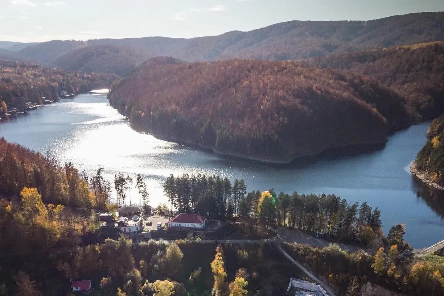 Vedere aeriană asupra Lacului Gozna și a Pensiunii MAPAMONT, Văliug